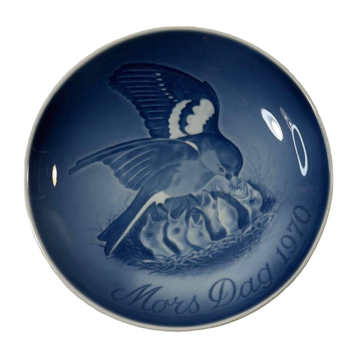 Blue ceramic plate with bird and chicks design and 'Mors Dag 1970' text on a textured surface.