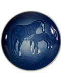 Blue ceramic plate with horse design and 'Mors Dag 1972' text on a textured beige background